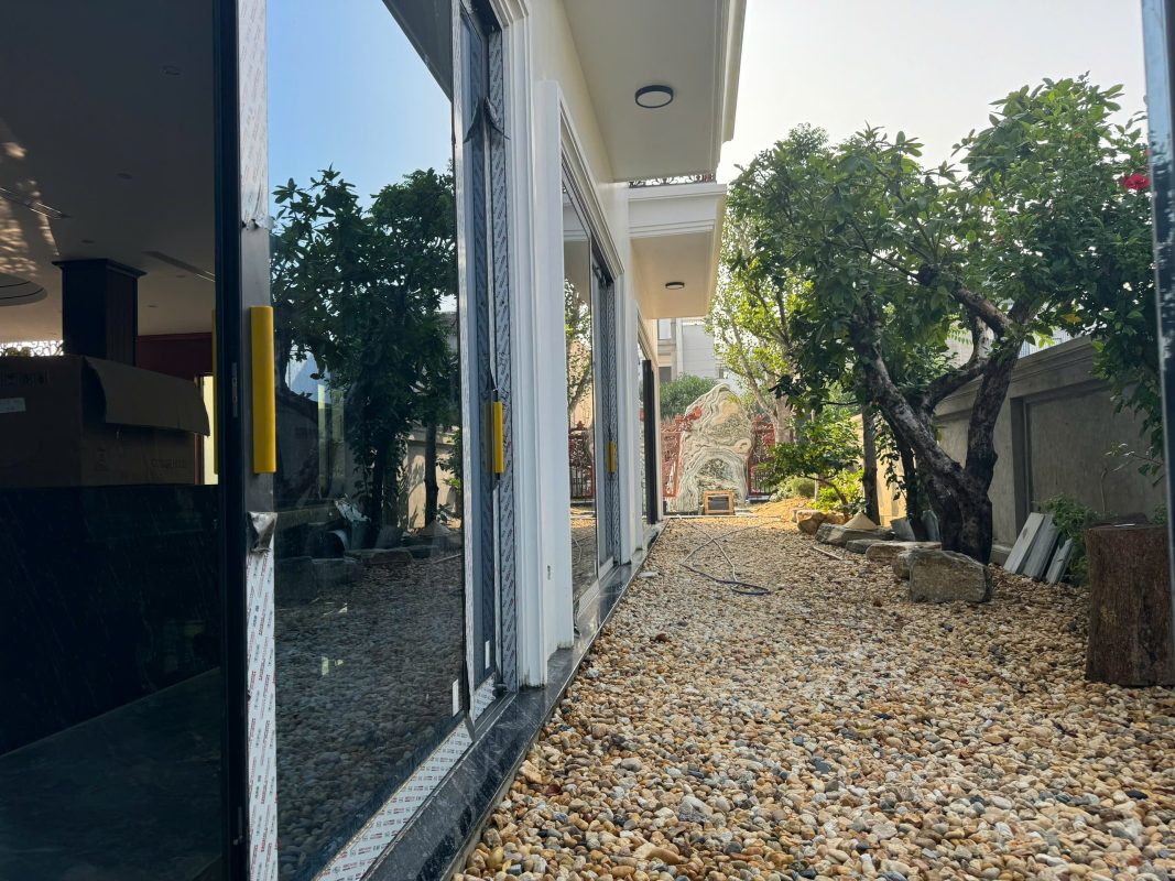 Cửa nhôm kính nhìn ra bên ngoài